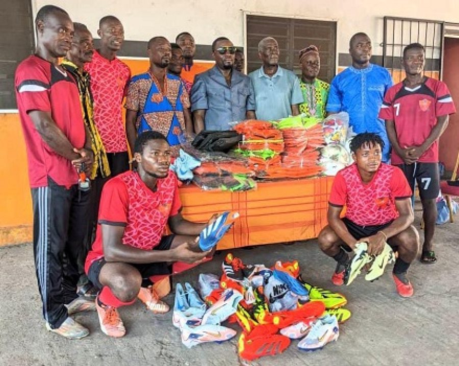 Togbui Lanklivi 1er offre des équipements à ASFOSA et impulse la montée vers la division d’élite